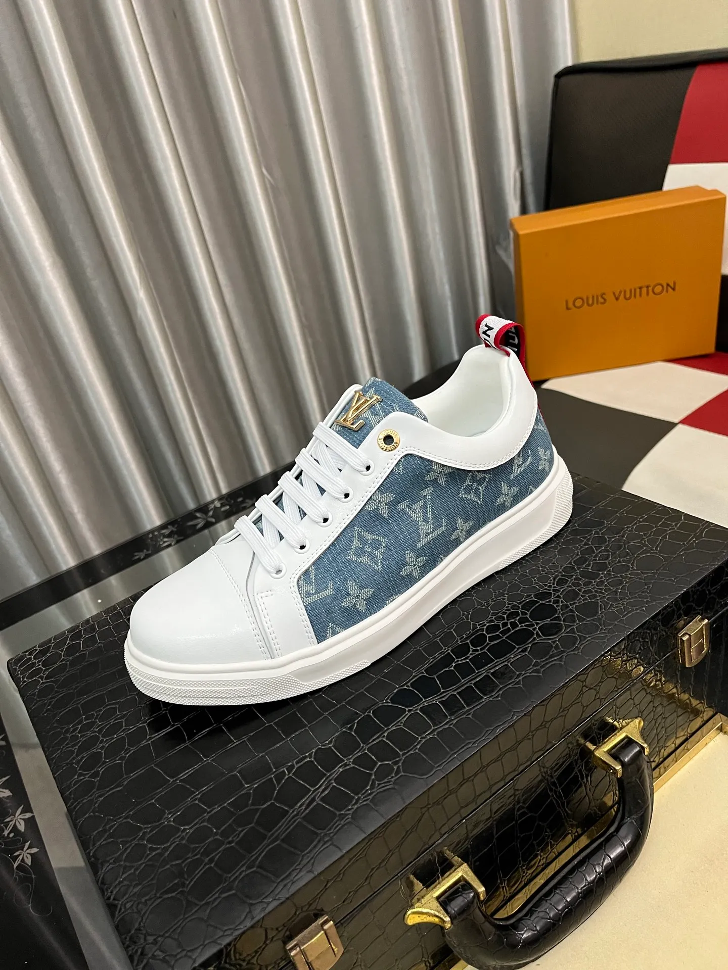 Men's shoes 💰400⌚️⌚️《Louis vuitton/LV Louis Vuitton》original quality.~ Unique modern style sneakers. 🏃A must-have casual shoe for trendy men😍😍 Original brand imported from Italy, imported original leather, cowhide lining (refuses to discolor and grind feet) sole: original sole provided by the original factory, French lazy style design ⚠️Fit to the feet, original quality, super comfortable original sole. Code number: 38-443️⃣Colors available